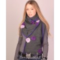 Зимний женский серый шарф с цветами фиолетовый кант