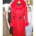 Пальто женское, красное с меховым манжетом